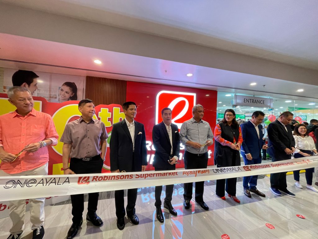 (L – R) Nacho King Corp Owner Julio Sy; San Lorenzo Makati Brgy. Captain Hon. Ernesto Moya; Robinsons Retail Holdings Independent Director Cesar Romero; Suyen Corporation Vice President Bryan Lim; Ayala Malls President Chris Maglanoc; Ayala Corporation Executive Director Mariana Zobel de Ayala; CDO Foodsphere President Jerome Ong; Ever Bilena Chairman Dioceldo Sy; Tiny Tea Pot General Manager Geela Rodriguez